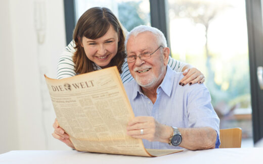 Eine Zeitung zum Geburtstag ist nicht nur ein besonderes Geschenk. Sie ist auch eine ganz persönliche Zeitreise in die Vergangenheit. Stell dir vor, du hältst eine echte Originalzeitung in den Händen, die genau am Geburtstag der beschenkten Person erschienen ist.